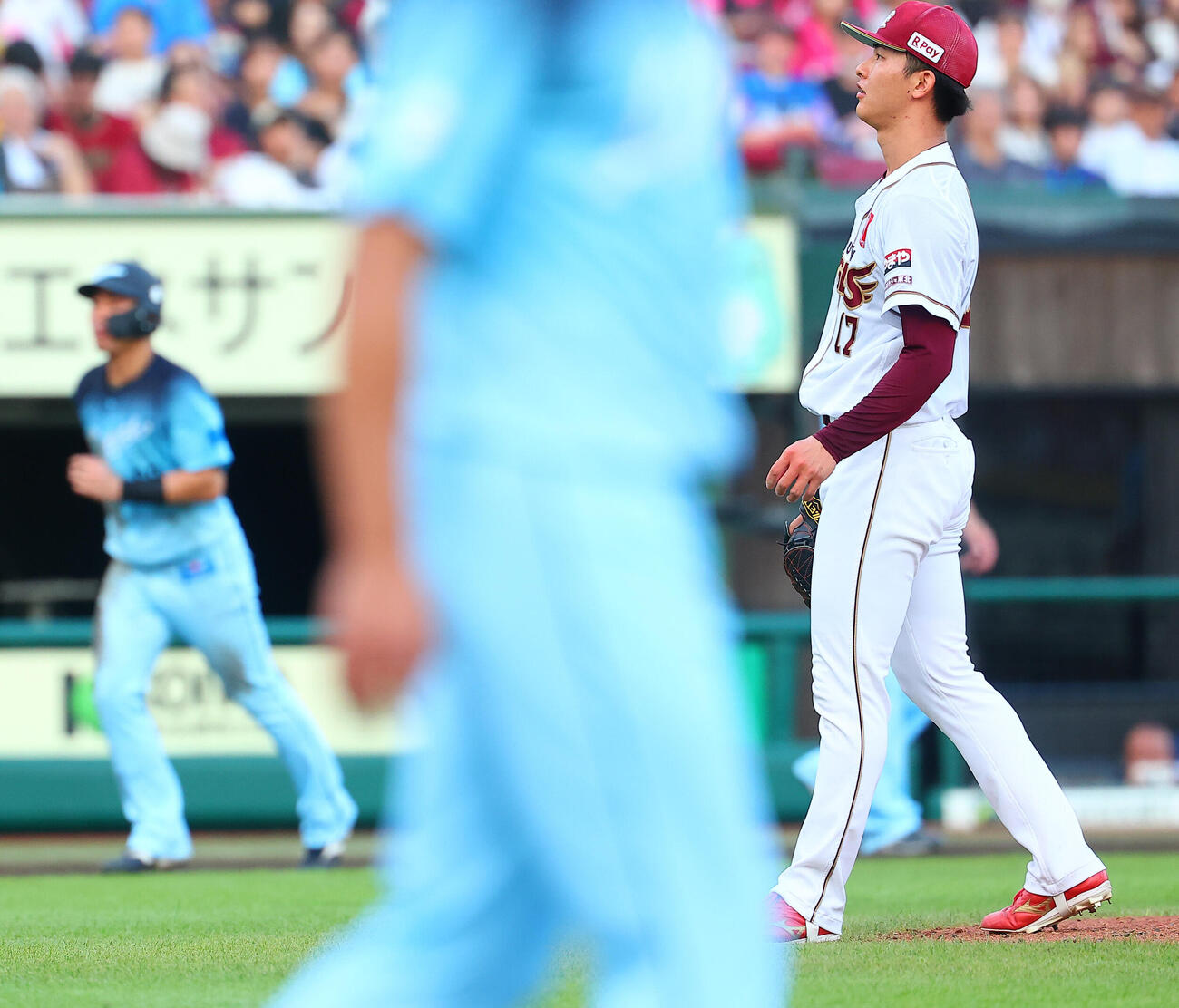 楽天対西武　5回表西武2死満塁、古賀悠斗に押し出し四球を与える古謝樹（撮影・野上伸悟）