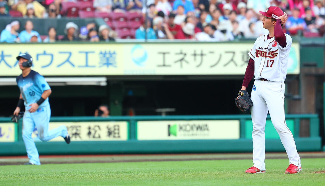楽天対西武　5回表西武2死満塁、古賀悠斗に押し出し四球を与える古謝樹（撮影・野上伸悟）