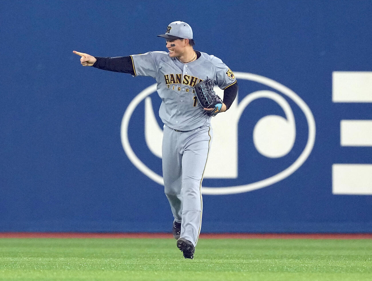 DeNA対阪神　DeNAに勝利し笑顔でポーズを決めるを決める阪神森下翔太（撮影・たえ見朱実）