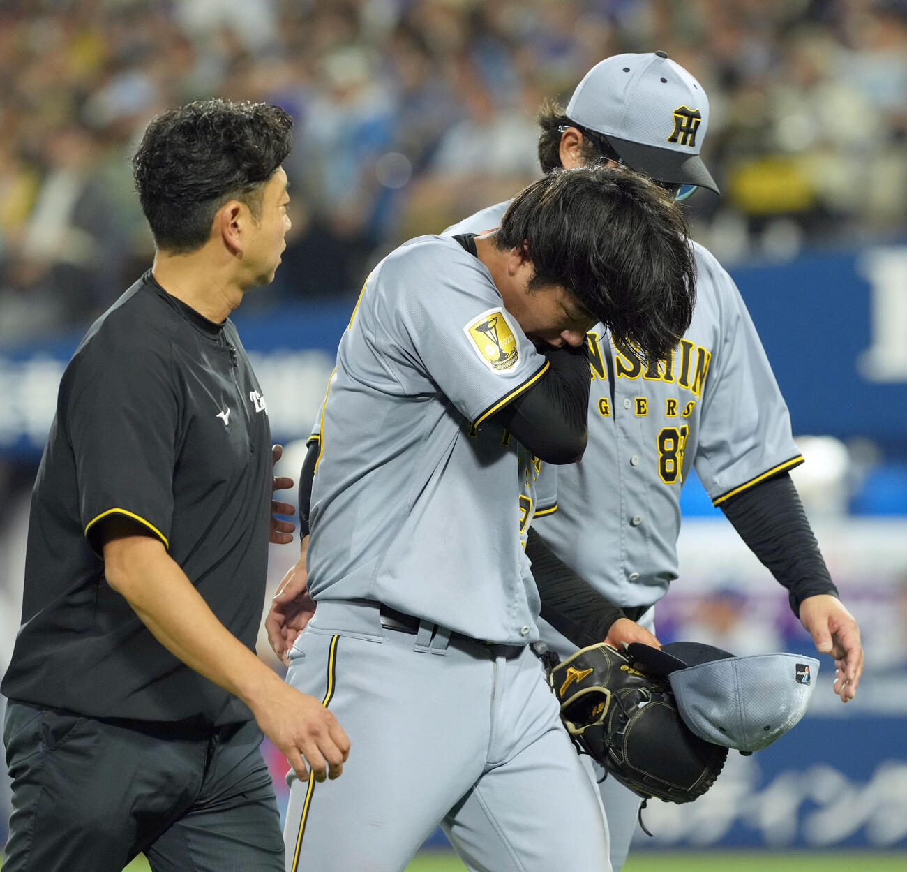 DeNA対阪神　4回裏、アクシデントに治療のため一旦ベンチに下がる阪神の先発高橋遥人（中央）（撮影・たえ見朱実）