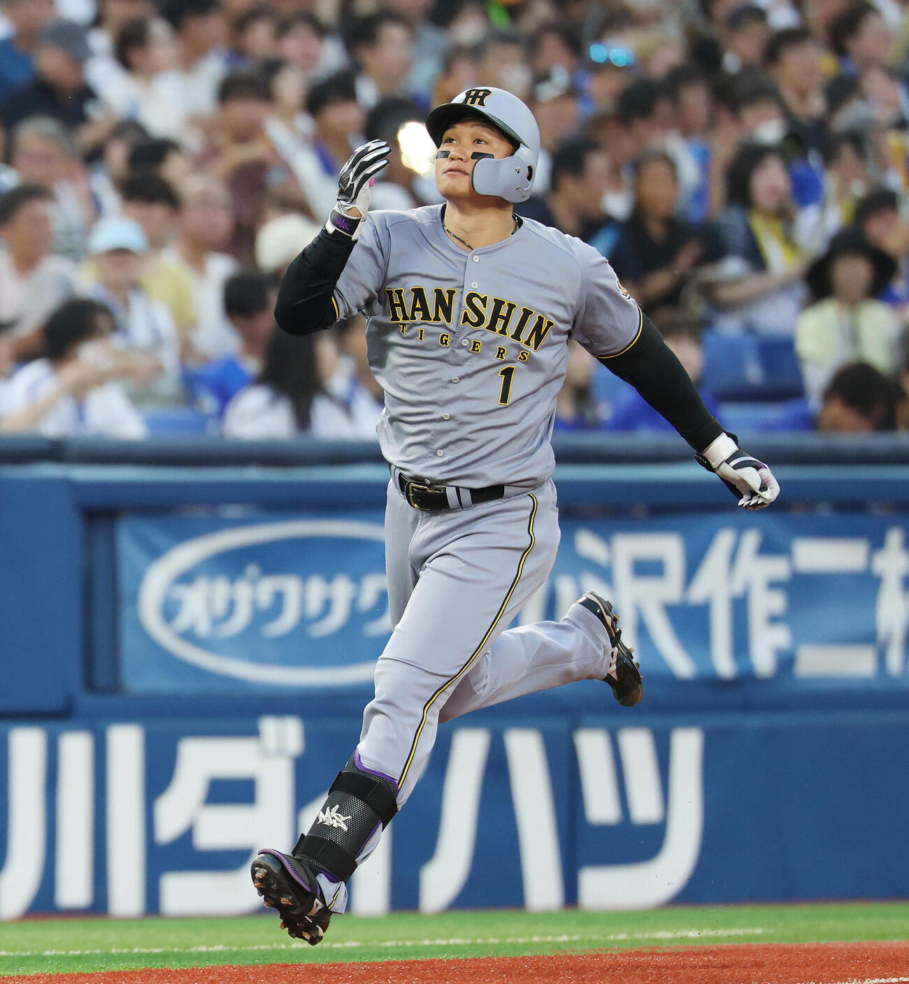 DeNA対阪神　1回表阪神2死、本塁打を放ちダイヤモンドを1周する森下翔太（撮影・宮地輝）