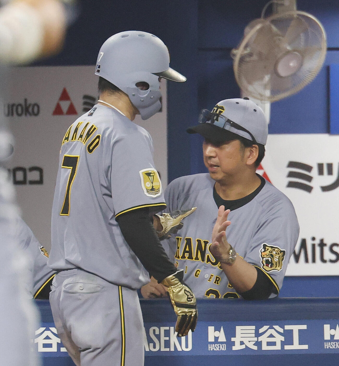 DeNA対阪神　9回表阪神2死二、三塁、森下翔太の2点適時打で生還した中野拓夢（左）を迎える藤川球児監督（撮影・宮地輝）
