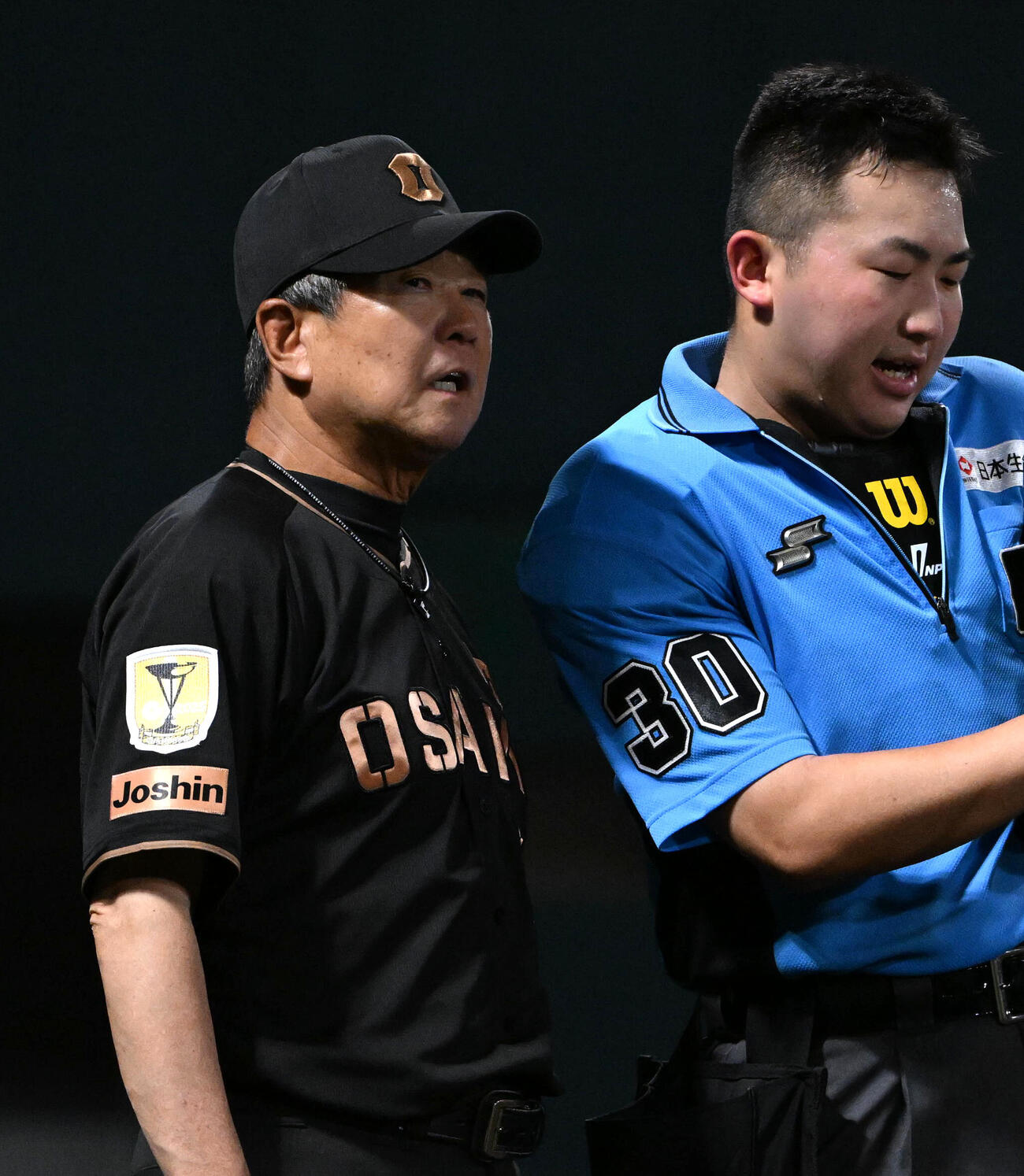 阪神対ソフトバンク　選手交代を告げる阪神の平田勝男2軍監督（左）（撮影・石井愛子）