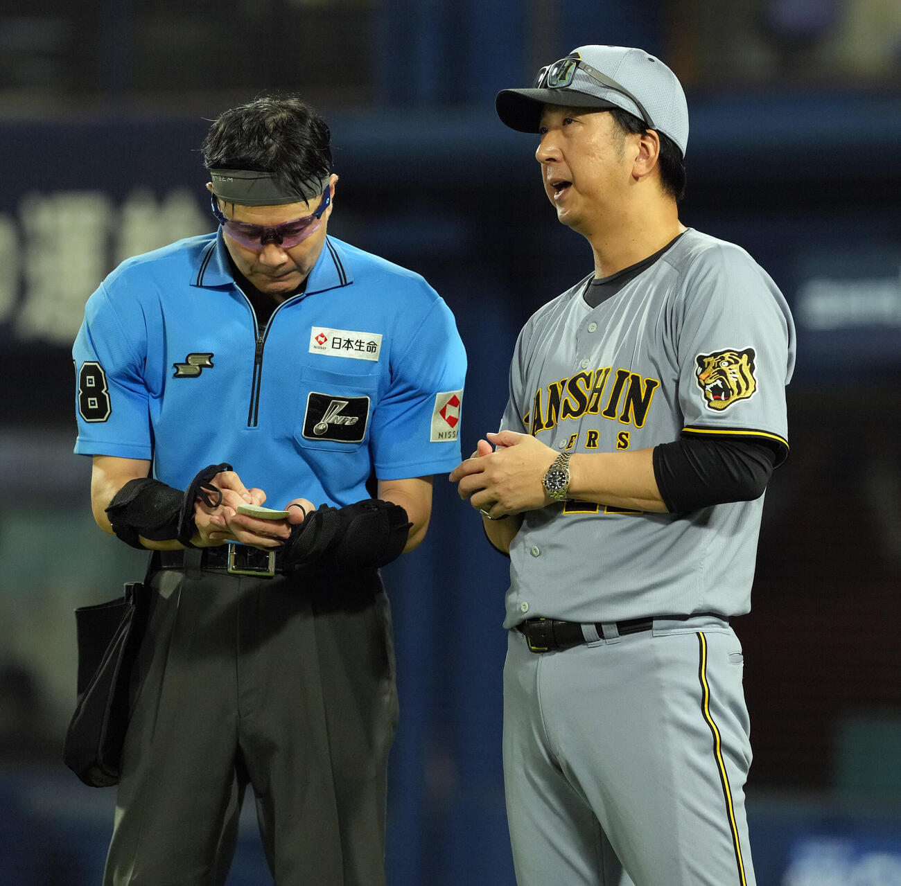 DeNA対阪神　6回裏、選手の交代を告げる阪神藤川球児監督（撮影・たえ見朱実）