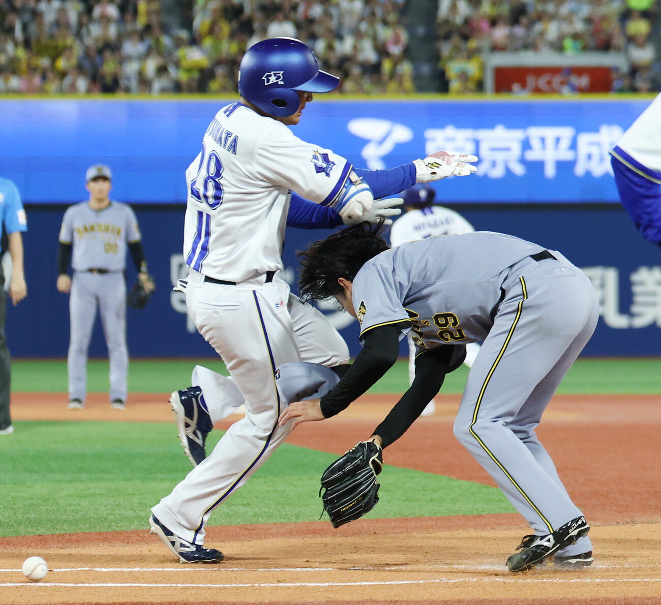 DeNA対阪神　4回裏DeNA2死満塁、勝又温史（左）と衝突する高橋遥人（撮影・宮地輝）