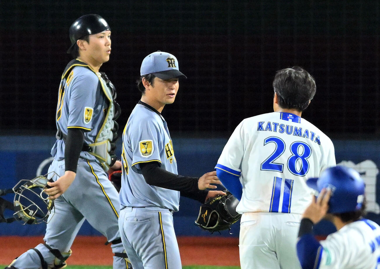DeNA対阪神　4回裏に交錯したDeNA勝又温史（右）から声をかけられる阪神高橋遥人（中央）（撮影・滝沢徹郎）