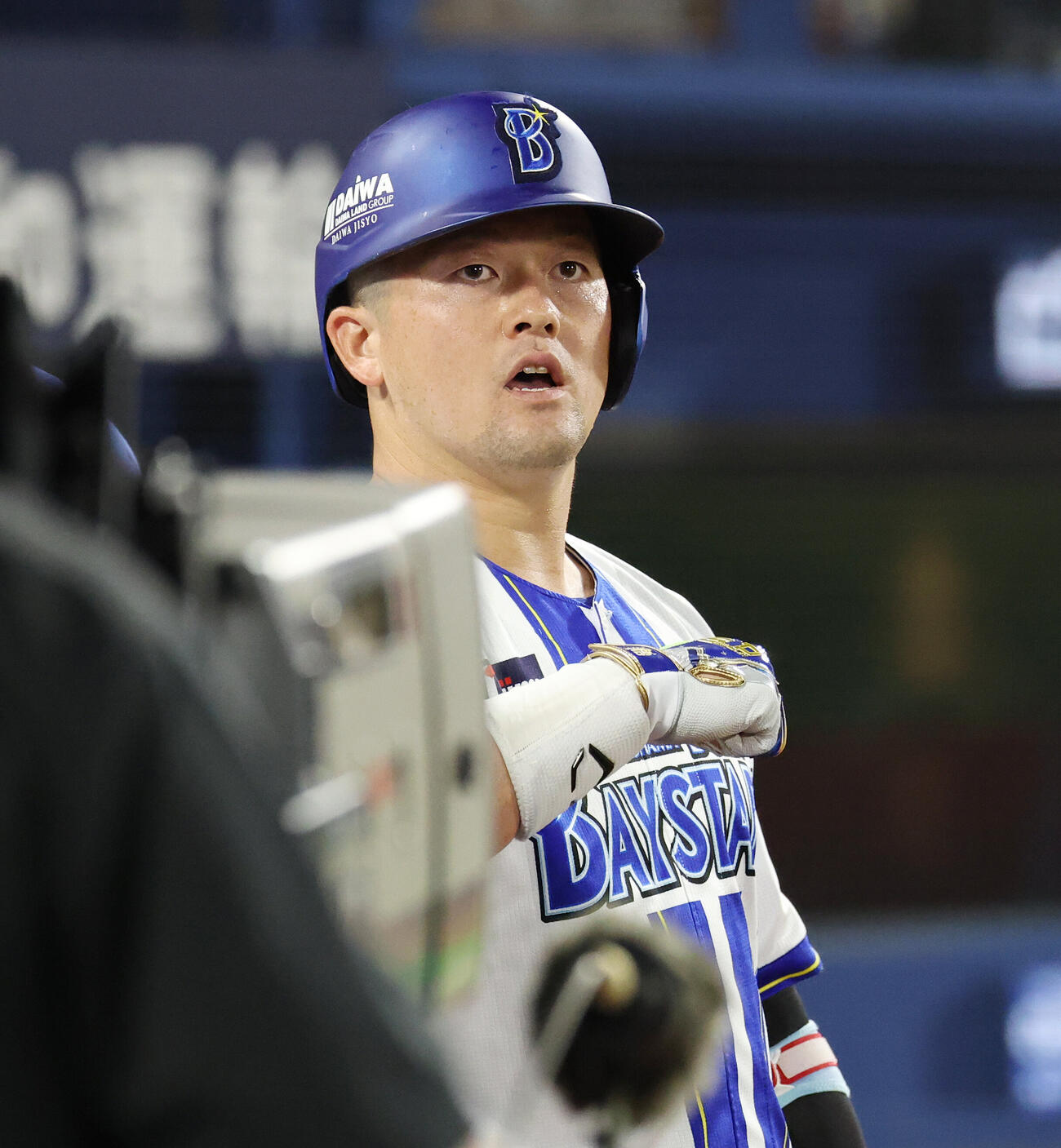 DeNA対阪神　7回裏DeNA1死、本塁打を放ちデスターシャする牧秀悟（撮影・宮地輝）