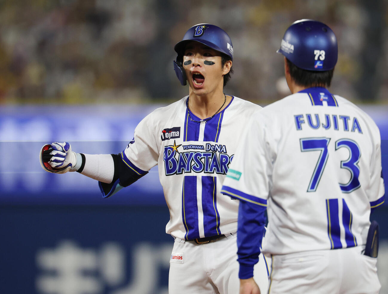 DeNA対阪神　8回裏DeNA2死一、三塁、適時打を放ちガッツポーズする度会隆輝（撮影・宮地輝）