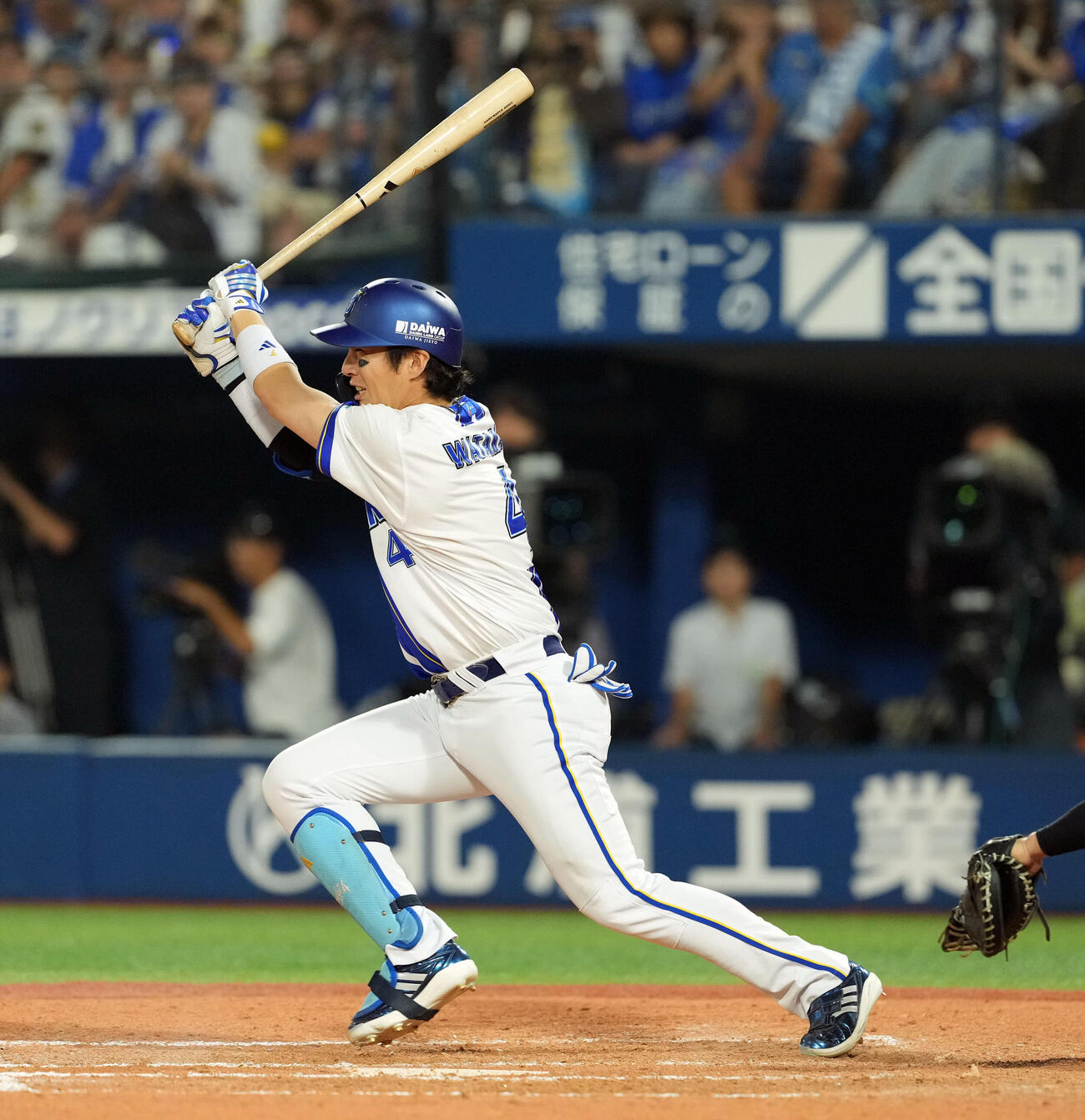 DeNA対阪神　8回裏DeNA2死一、三塁、同点の適時打を放つ度会隆輝（撮影・たえ見朱実）