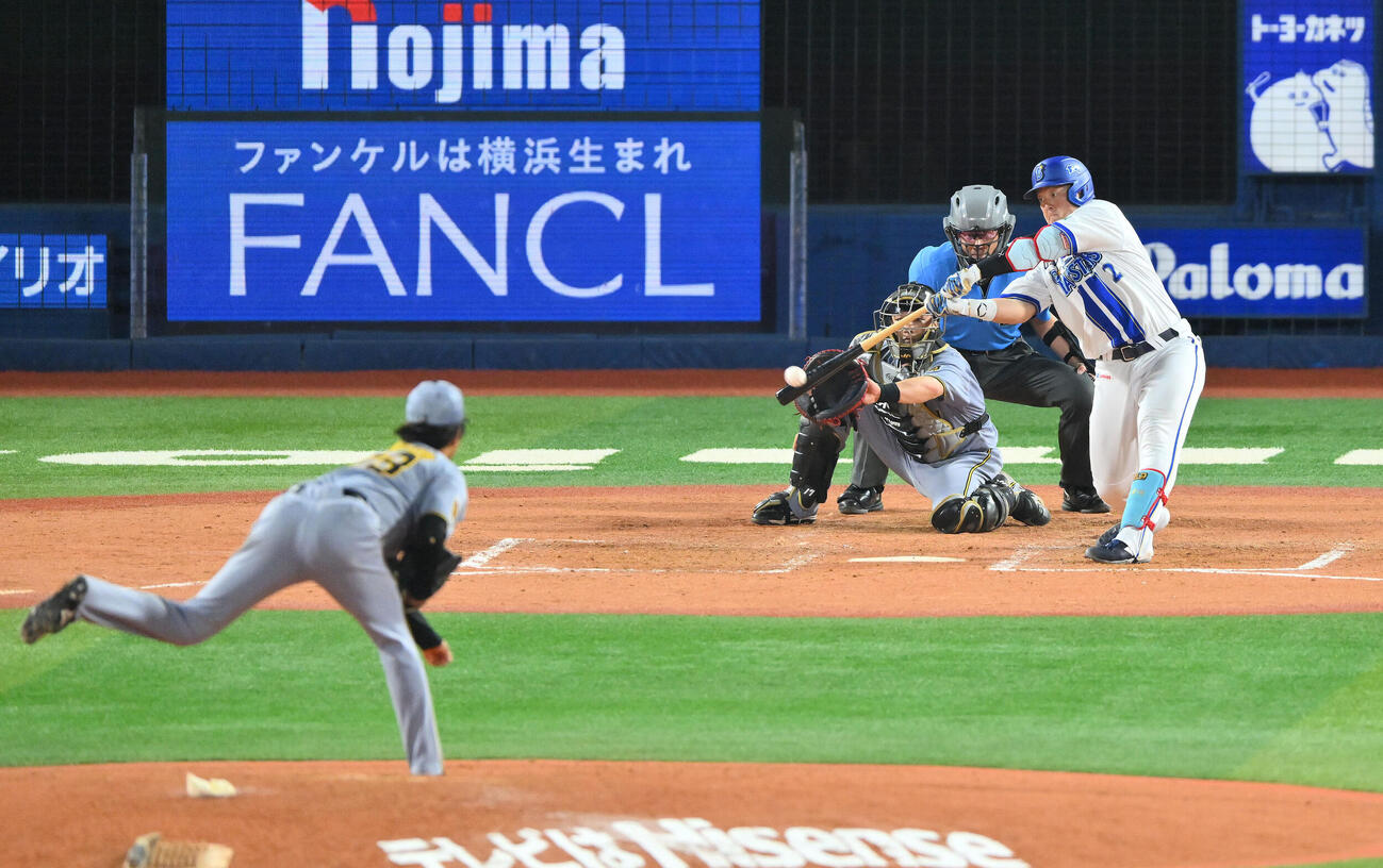 DeNA対阪神　5回裏DeNA2死、牧秀悟は二塁打を放つ。投手高橋遥人（撮影・滝沢徹郎）