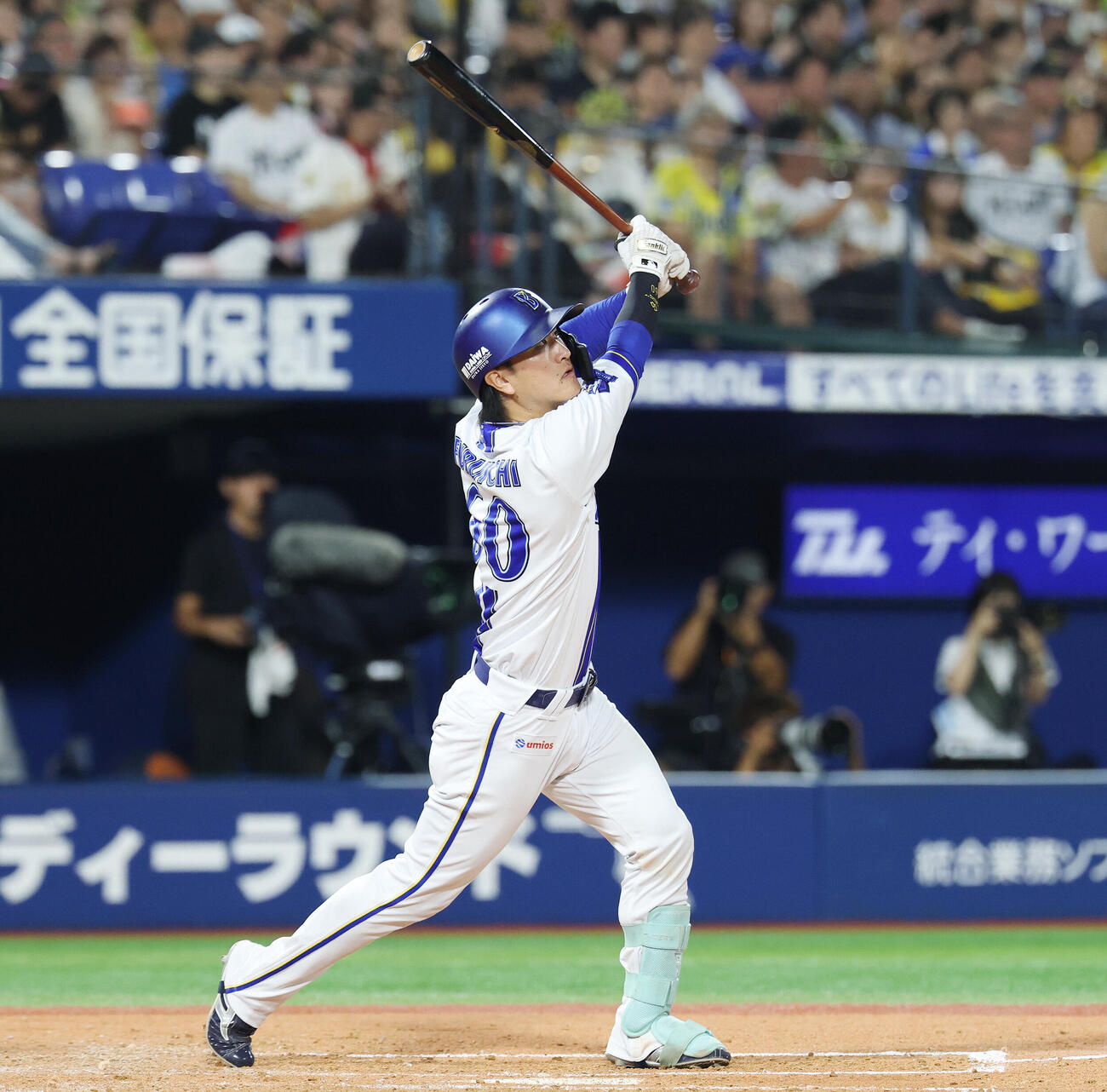 DeNA対阪神　3回裏DeNA無死、右前打を放つ古市尊（撮影・宮地輝）