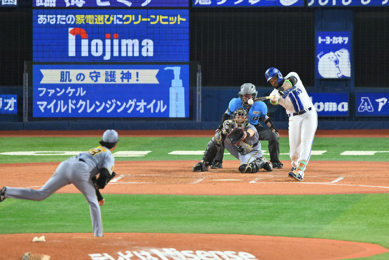 DeNA対阪神　4回裏DeNA1死一塁、ヘラル・エンカーナシオンは二塁打を放つ。投手高橋遥人（撮影・滝沢徹郎）