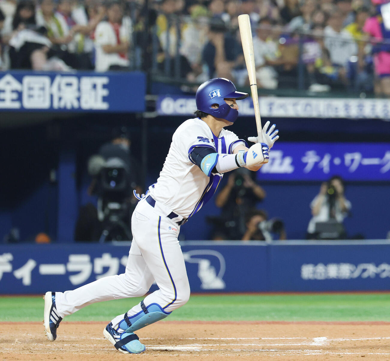 DeNA対阪神　8回裏DeNA2死一、三塁、適時打を放つ度会隆輝（撮影・宮地輝）