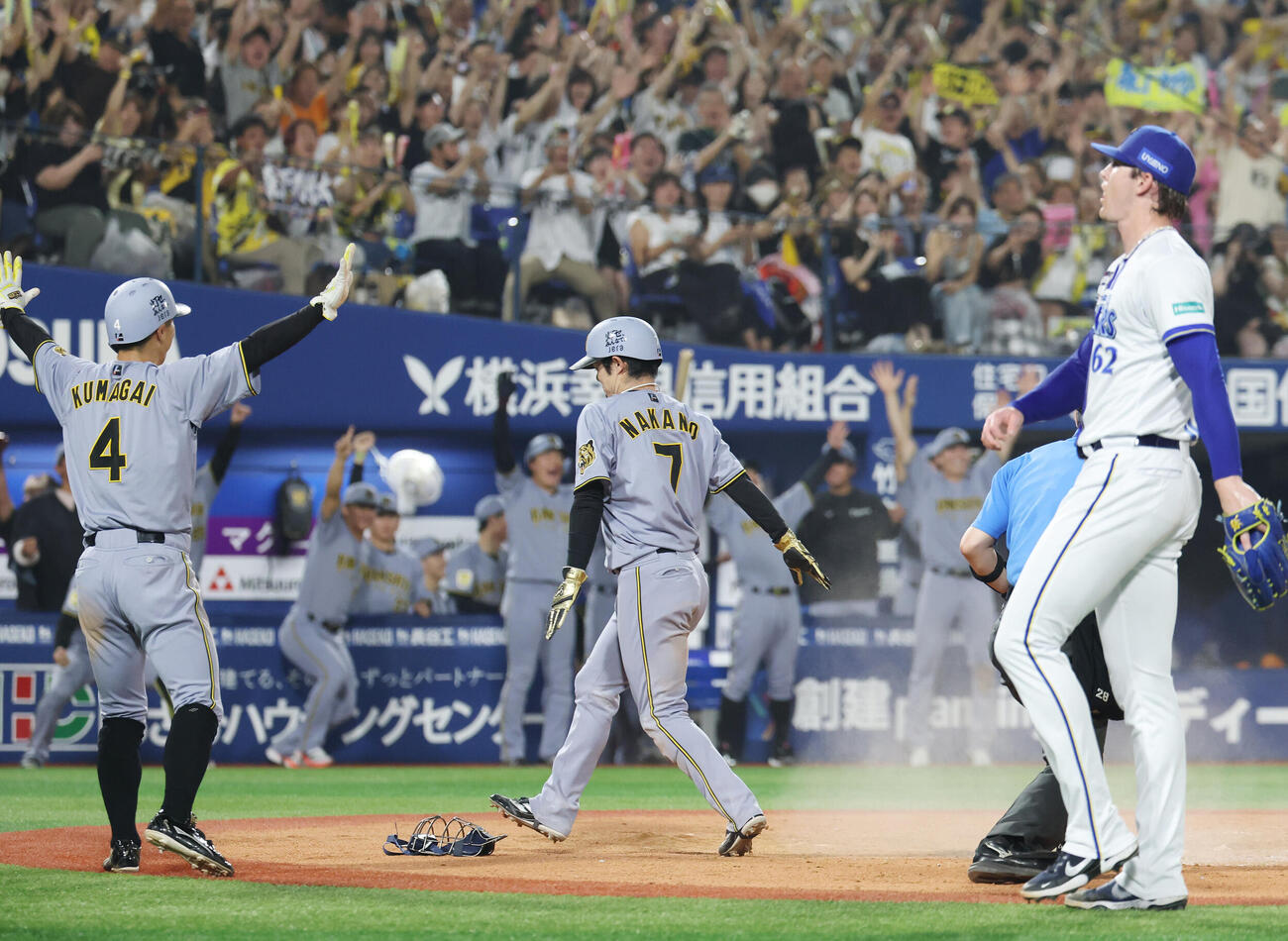 DeNA対阪神　9回表阪神2死二、三塁、森下翔太の2点適時打で生還した中野拓夢（撮影・宮地輝）