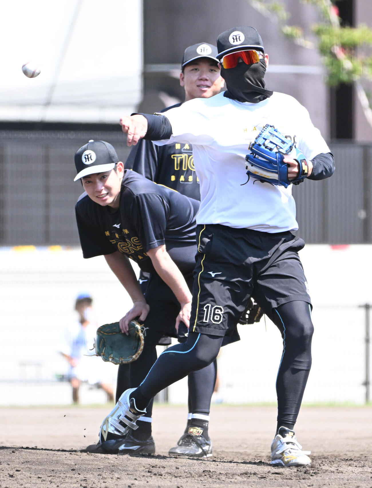 投内連係の練習をする阪神西勇輝（右）（撮影・石井愛子）