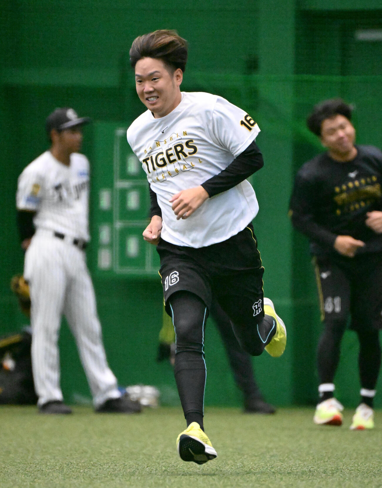 ウォーミングアップをする阪神西勇輝（撮影・石井愛子）