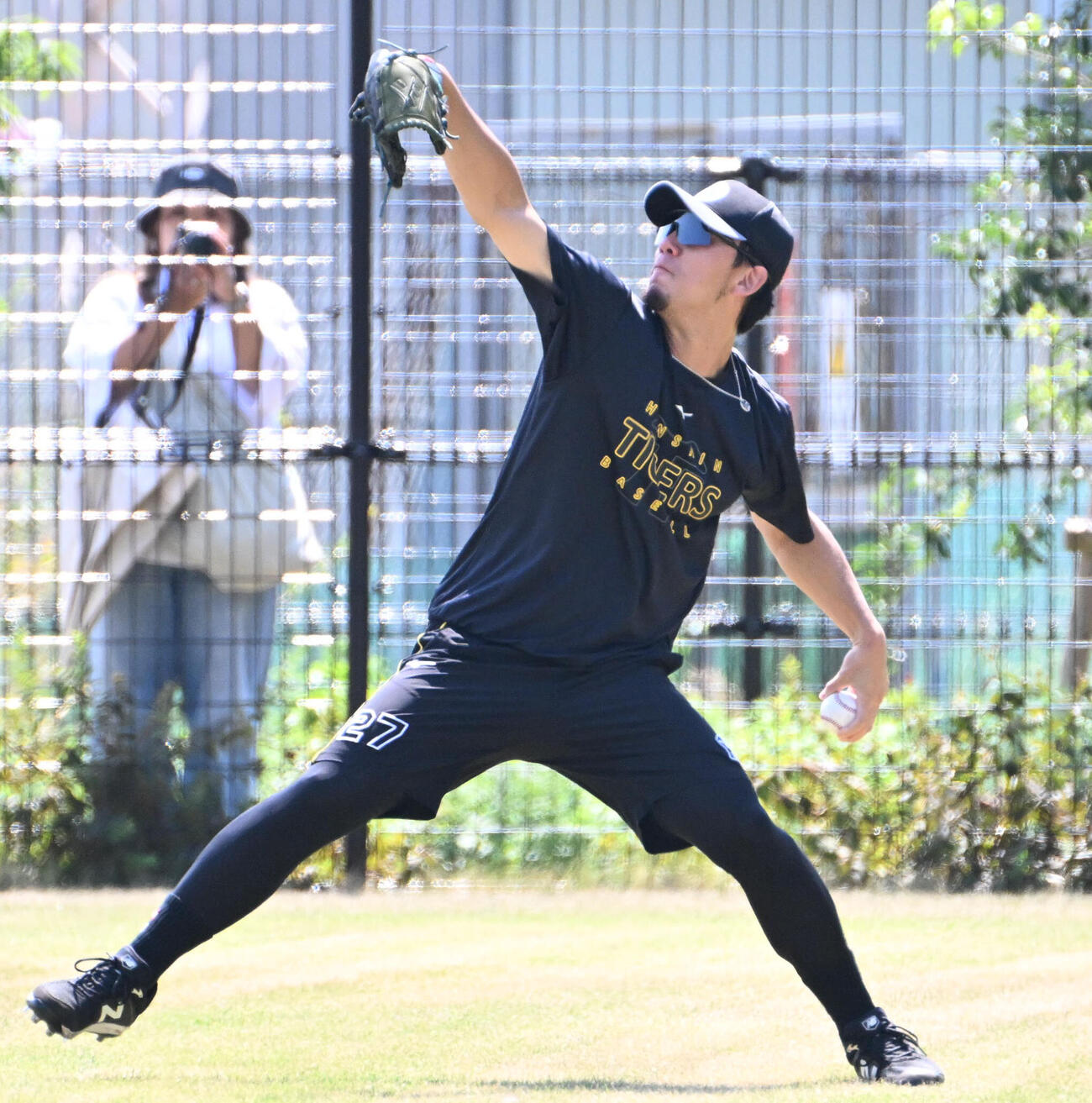 キャッチボールをする阪神伊藤将司（撮影・石井愛子）