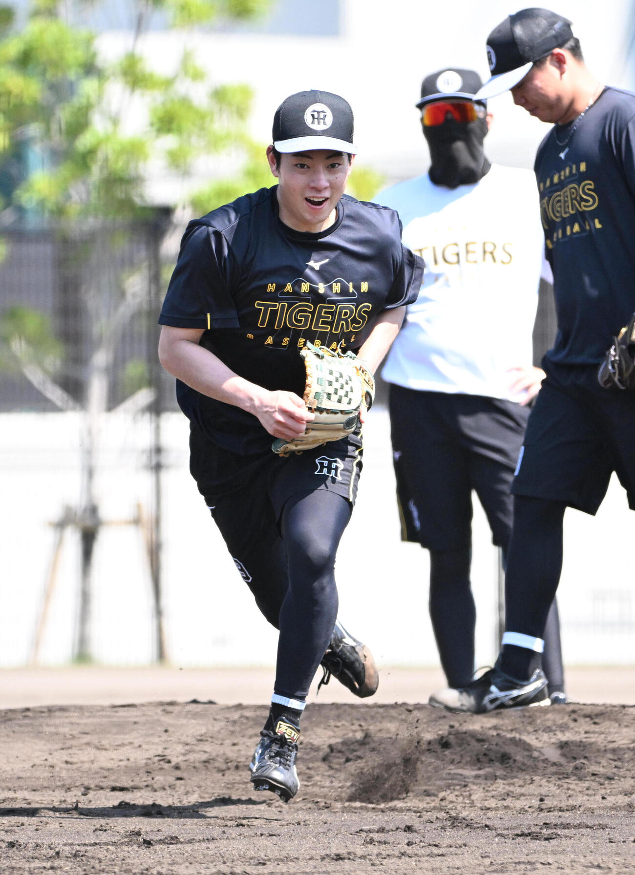 投内連係の練習をする阪神下村海翔（撮影・石井愛子）