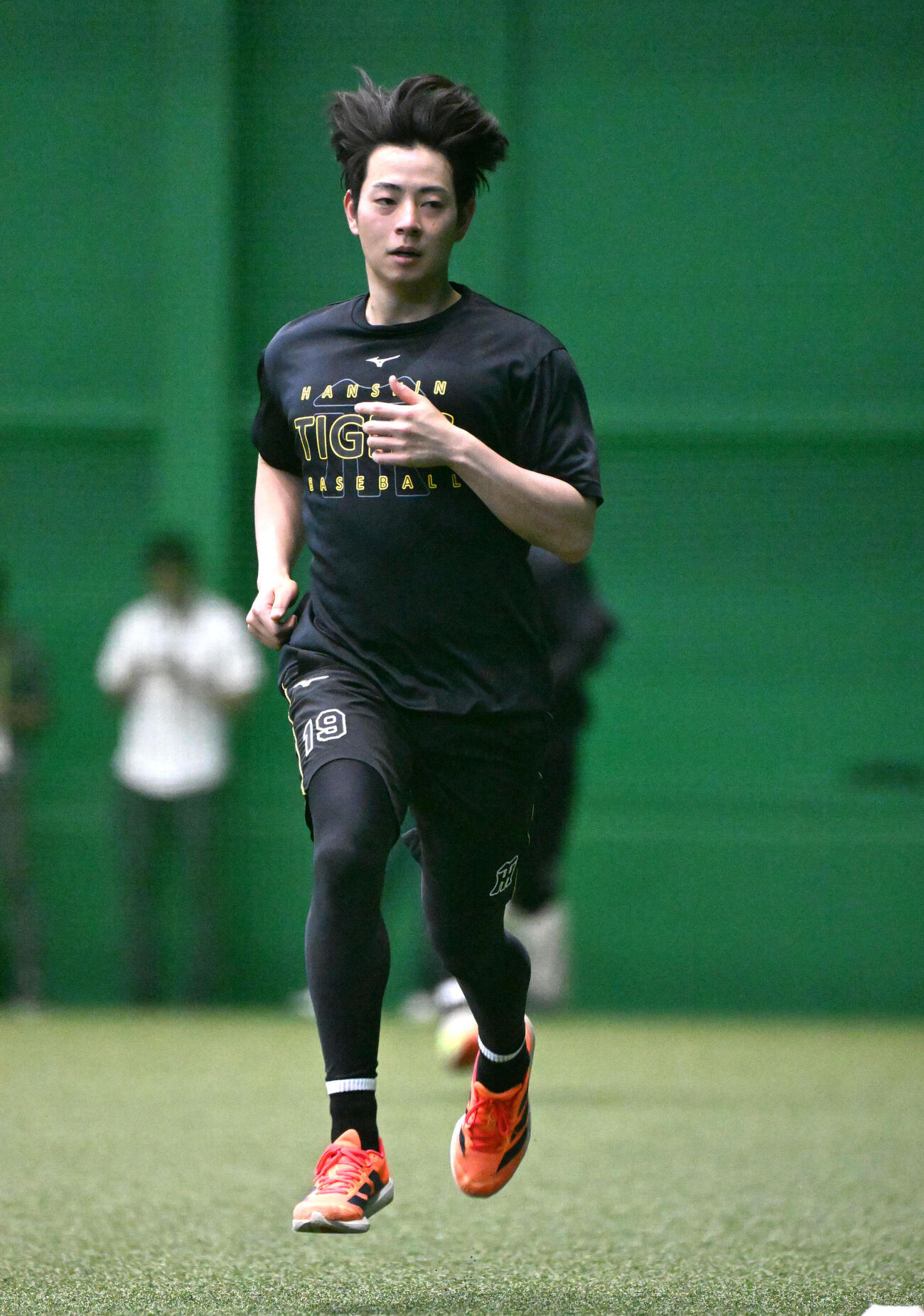 ダッシュをする阪神下村海翔（撮影・石井愛子）