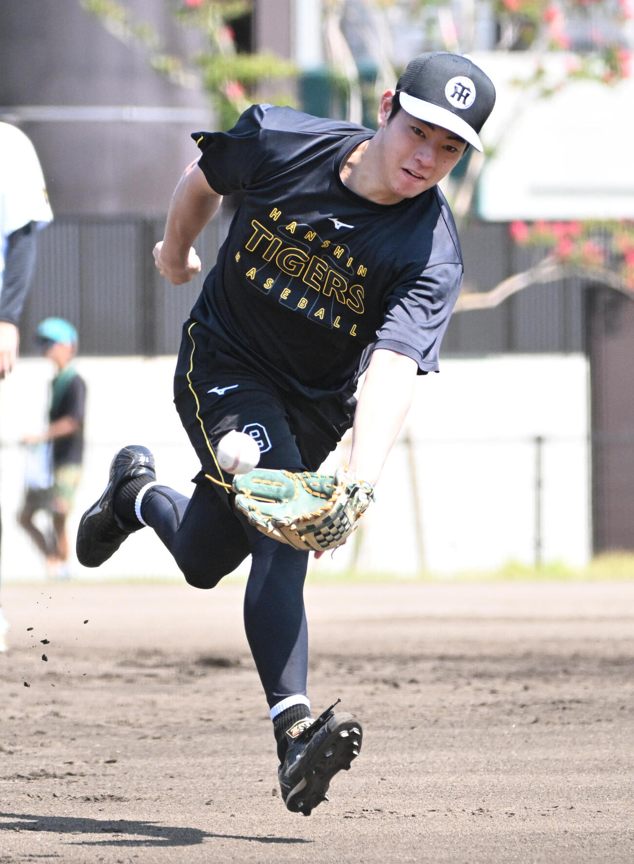 投内連係の練習をする阪神下村海翔（撮影・石井愛子）