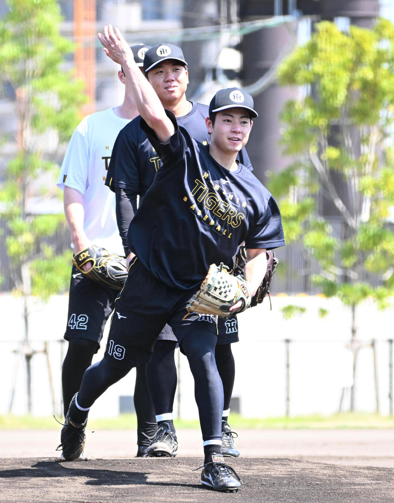 投内連係の練習をする阪神下村海翔（撮影・石井愛子）