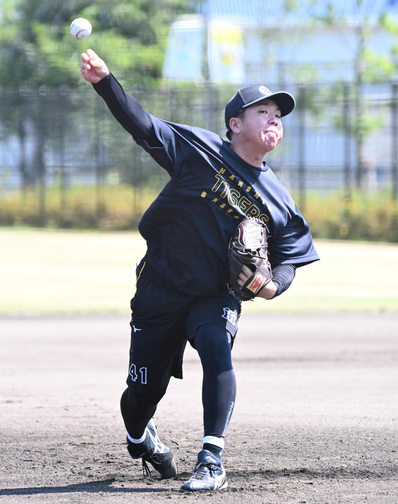 キャッチボールをする阪神村上頌樹（撮影・石井愛子）