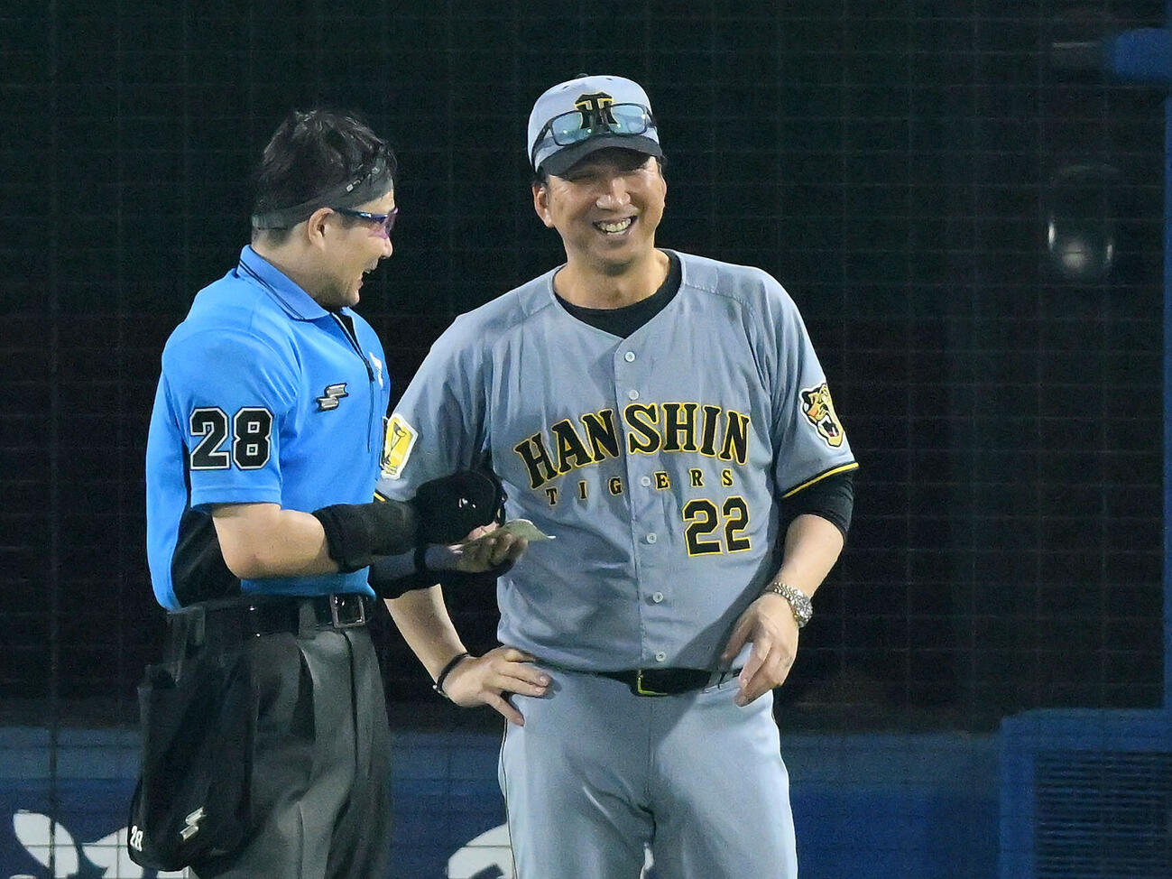 阪神藤川球児監督（右）（2026年8月撮影）