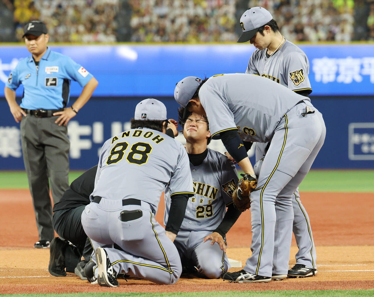 2026年8月23日、DeNA戦4回裏DeNA2死満塁、勝又温史と衝突した高橋遥人（撮影・宮地輝）