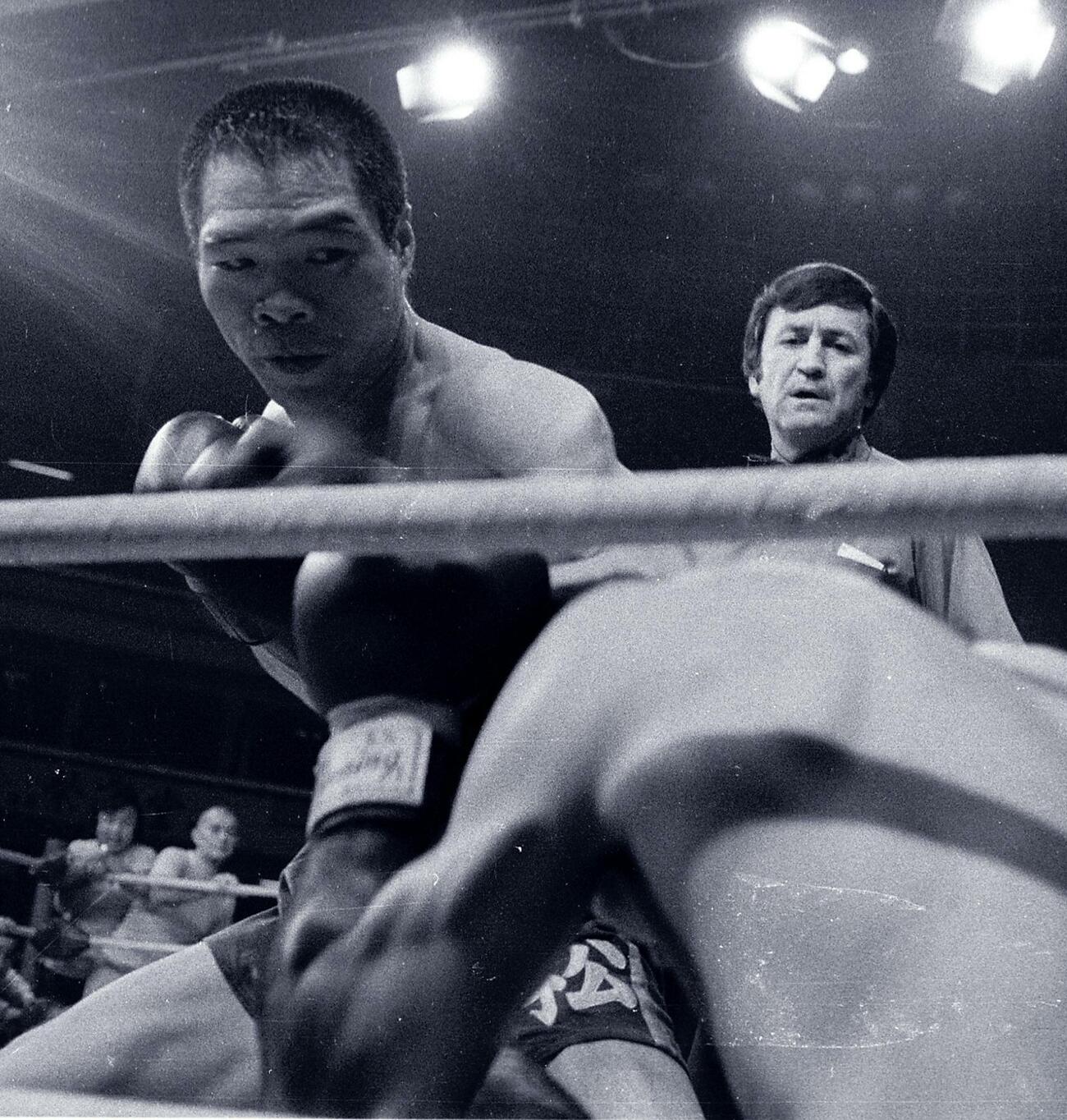 ガッツ石松さん（左）はロドリオ・ゴンザレスを幻の右で倒しKO勝ち。新チャンピオンとなる（74年4月撮影）