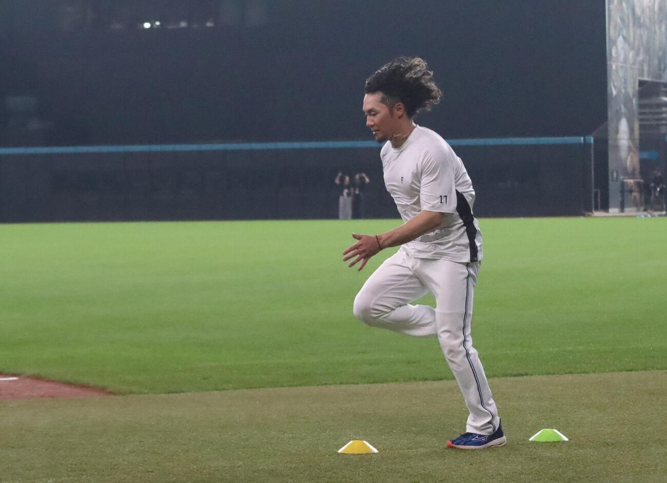 長髪をなびかせながら調整する日本ハム伊藤