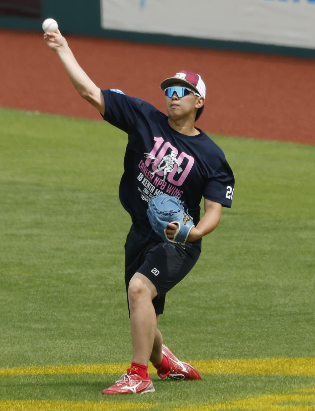キャッチボールで調整する楽天伊藤樹＝23日、楽天モバイルパーク（共同）