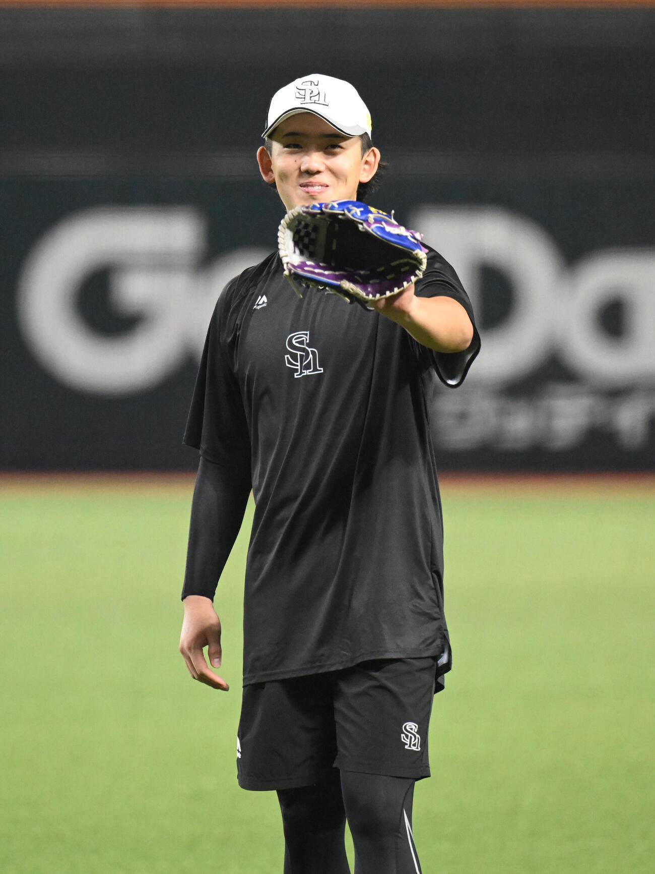 17日、調整を行うソフトバンク小林樹斗