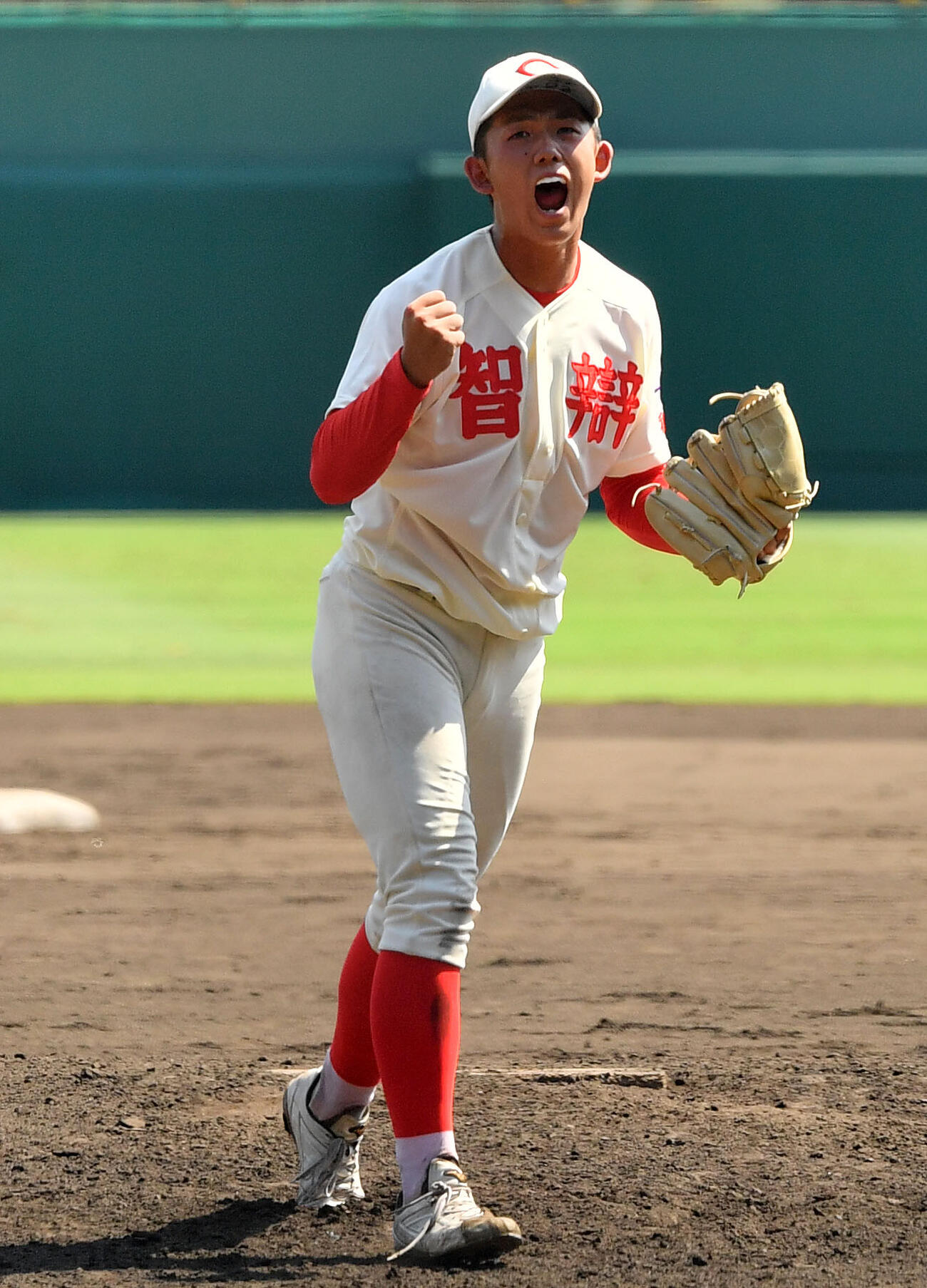 甲子園高校野球交流試合、尽誠学園戦の6回を無失点に抑えほえる智弁和歌山・小林樹斗（2020年8月撮影）