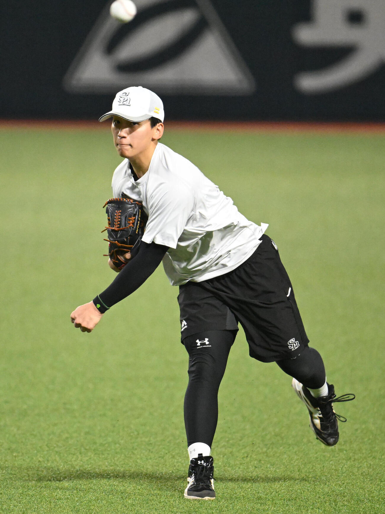キャッチボールを行うソフトバンク前田悠伍（撮影・林敢治）