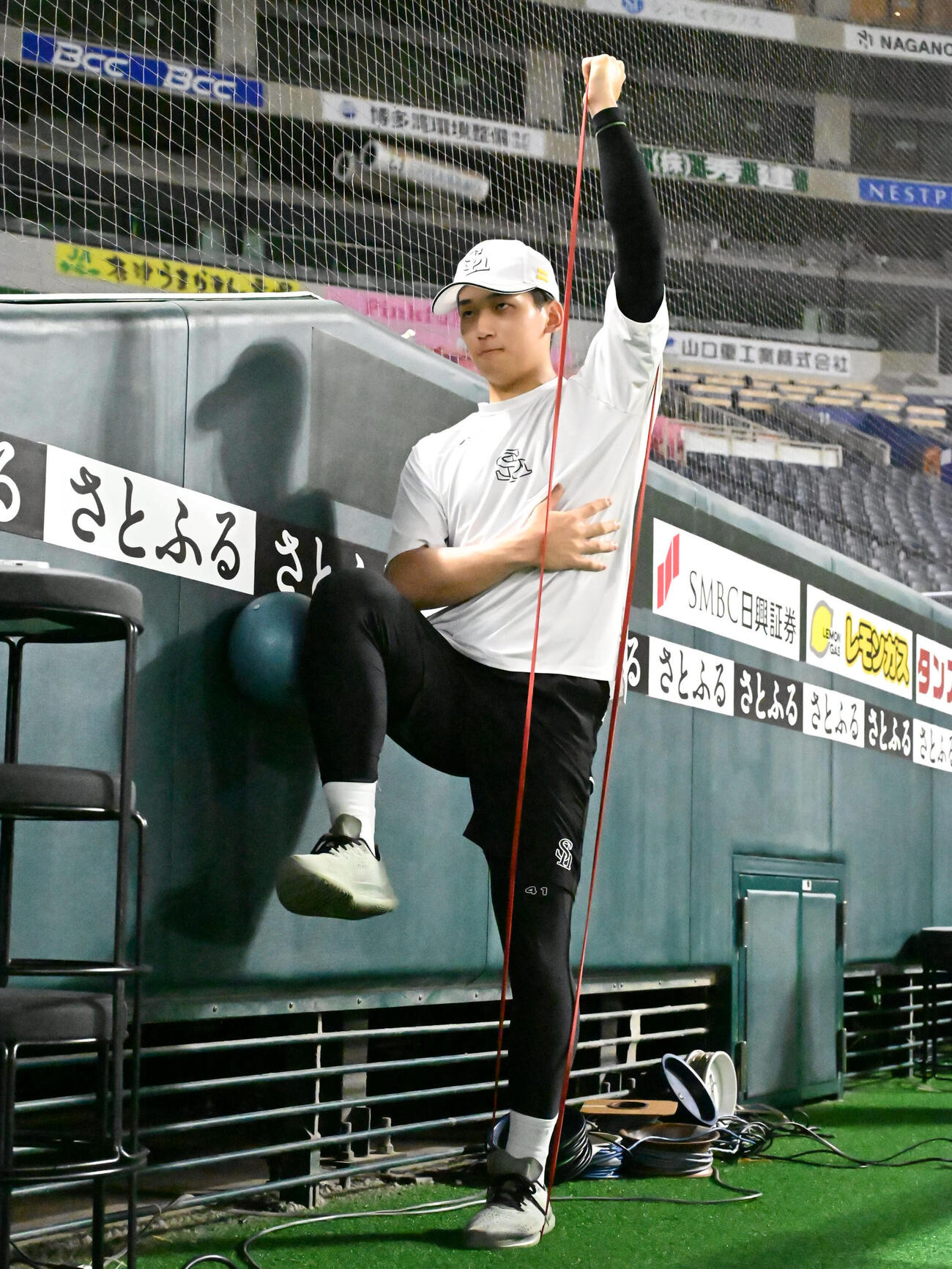 調整するソフトバンク前田悠伍（撮影・林敢治）