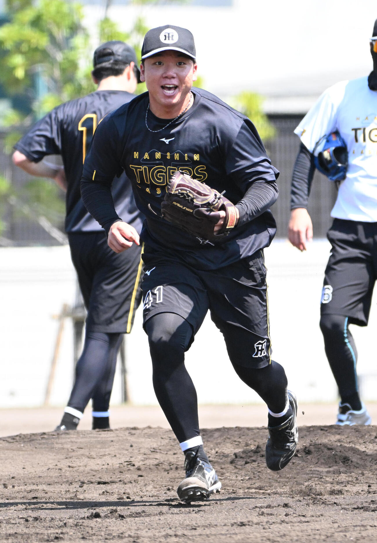 投内連係の練習をする阪神村上頌樹（撮影・石井愛子）