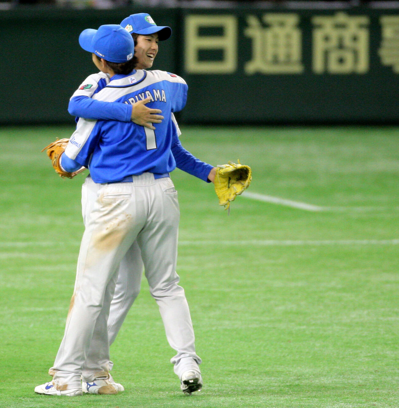 2008年11月8日、日本シリーズ第6戦　巨人対西武　好リリーフをみせた西武・岸孝之は試合後、栗山巧（手前）と抱き合い勝利を喜んだ