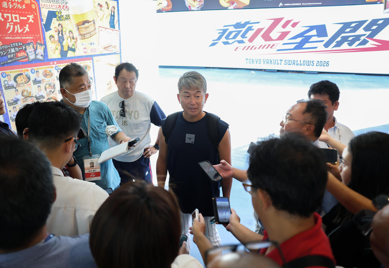 ヤクルト対巨人　一軍に合流し囲み取材を受けるヤクルト石川雅規（撮影・増田悦実）