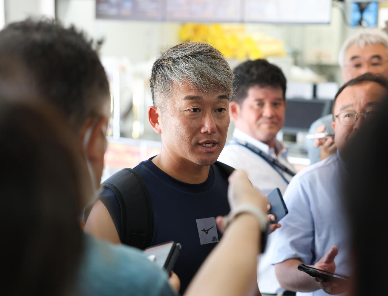 ヤクルト対巨人　一軍に合流し囲み取材を受けるヤクルト石川雅規（撮影・増田悦実）