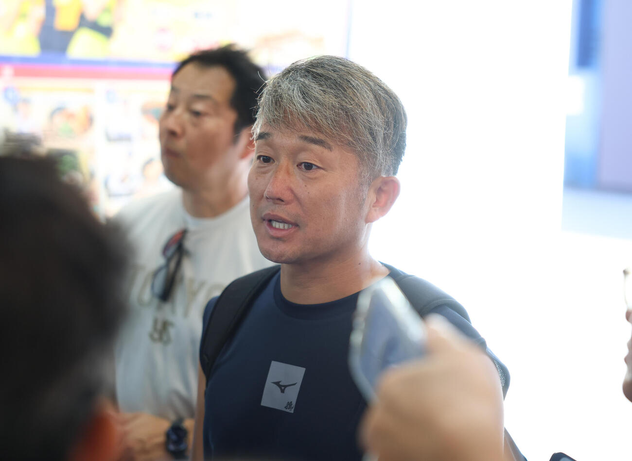 ヤクルト対巨人　一軍に合流し囲み取材を受けるヤクルト石川雅規（撮影・増田悦実）