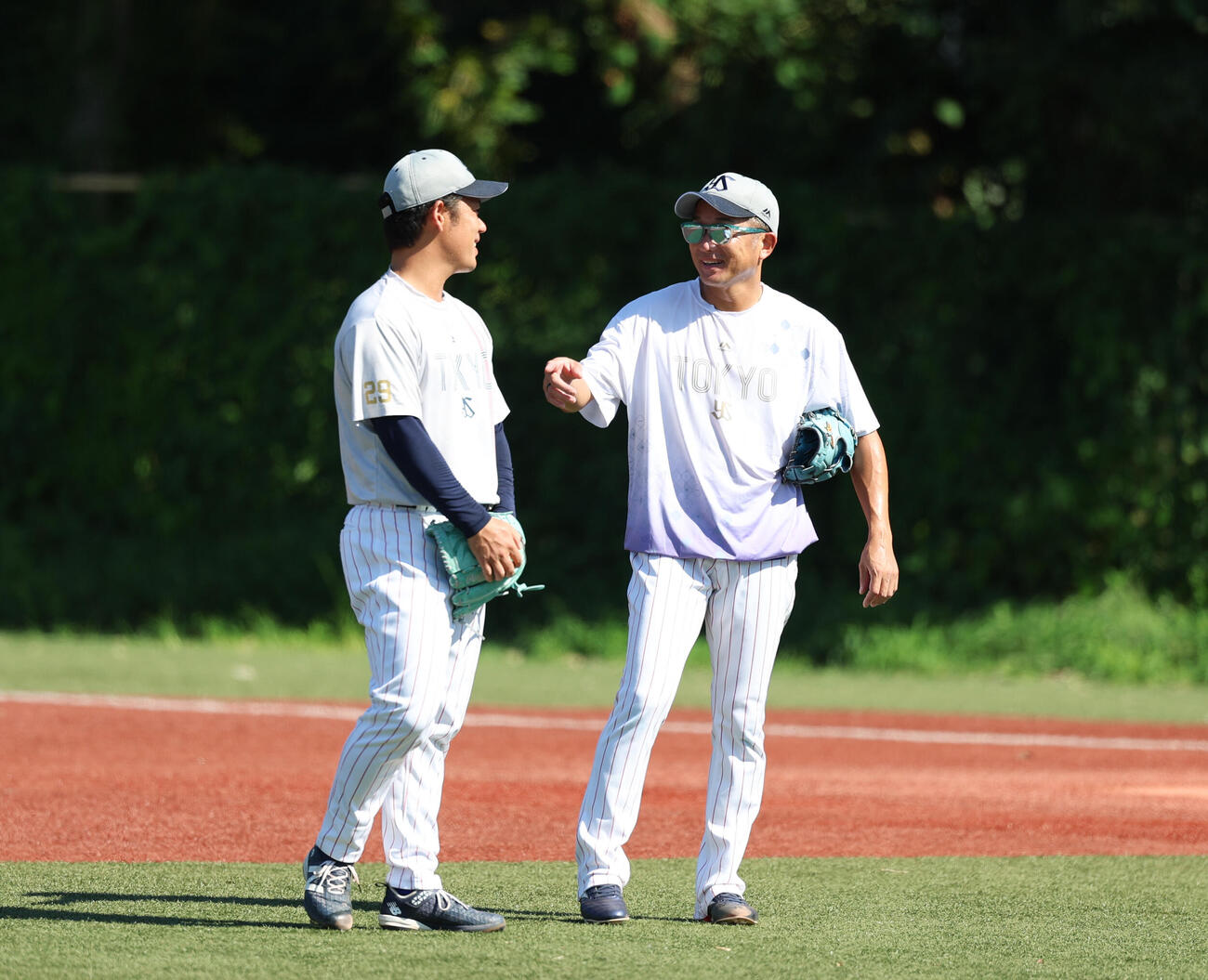 ヤクルト対巨人　小川泰弘（左）と笑顔で話をするヤクルト石川雅規（撮影・増田悦実）