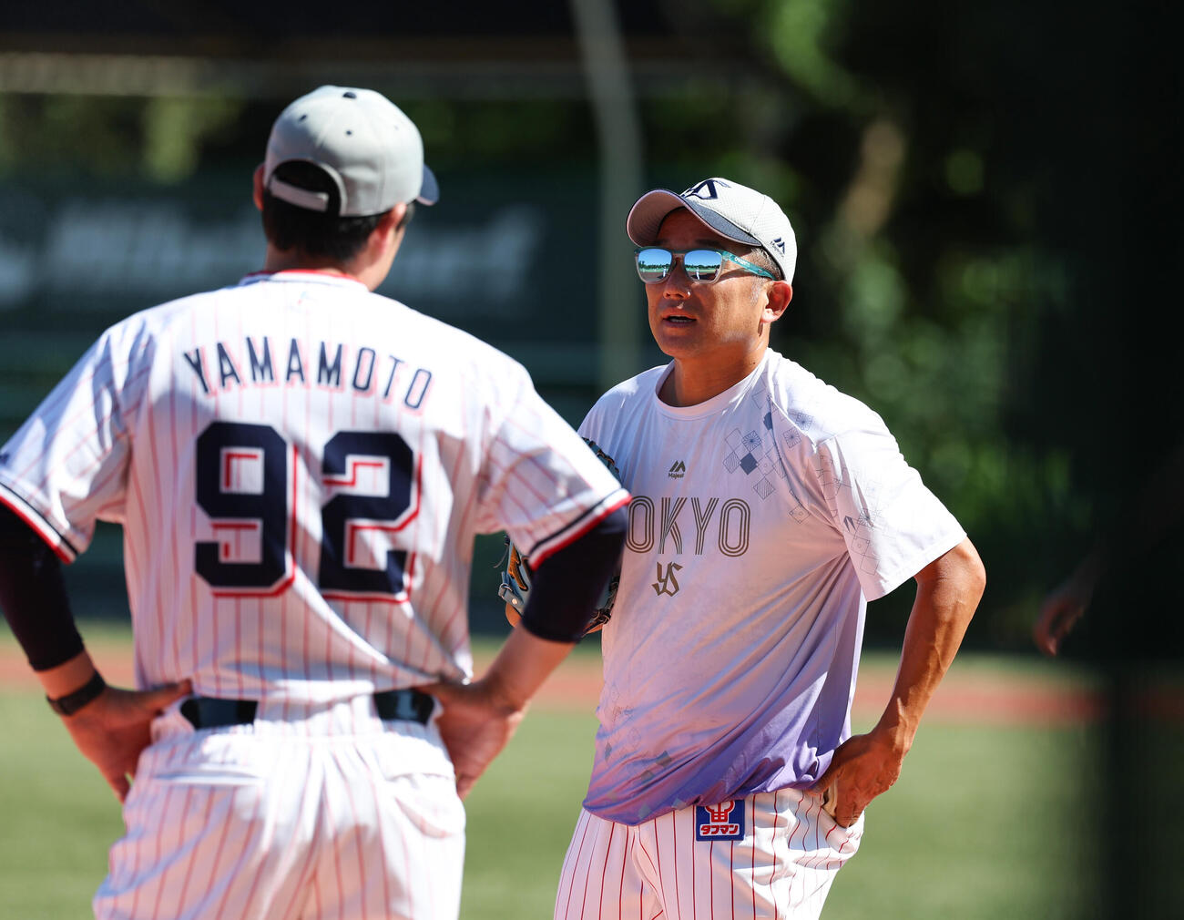 ヤクルト対巨人　キャッチボール中、山本哲哉コーチ（左）と話をするヤクルト石川雅規（撮影・増田悦実）