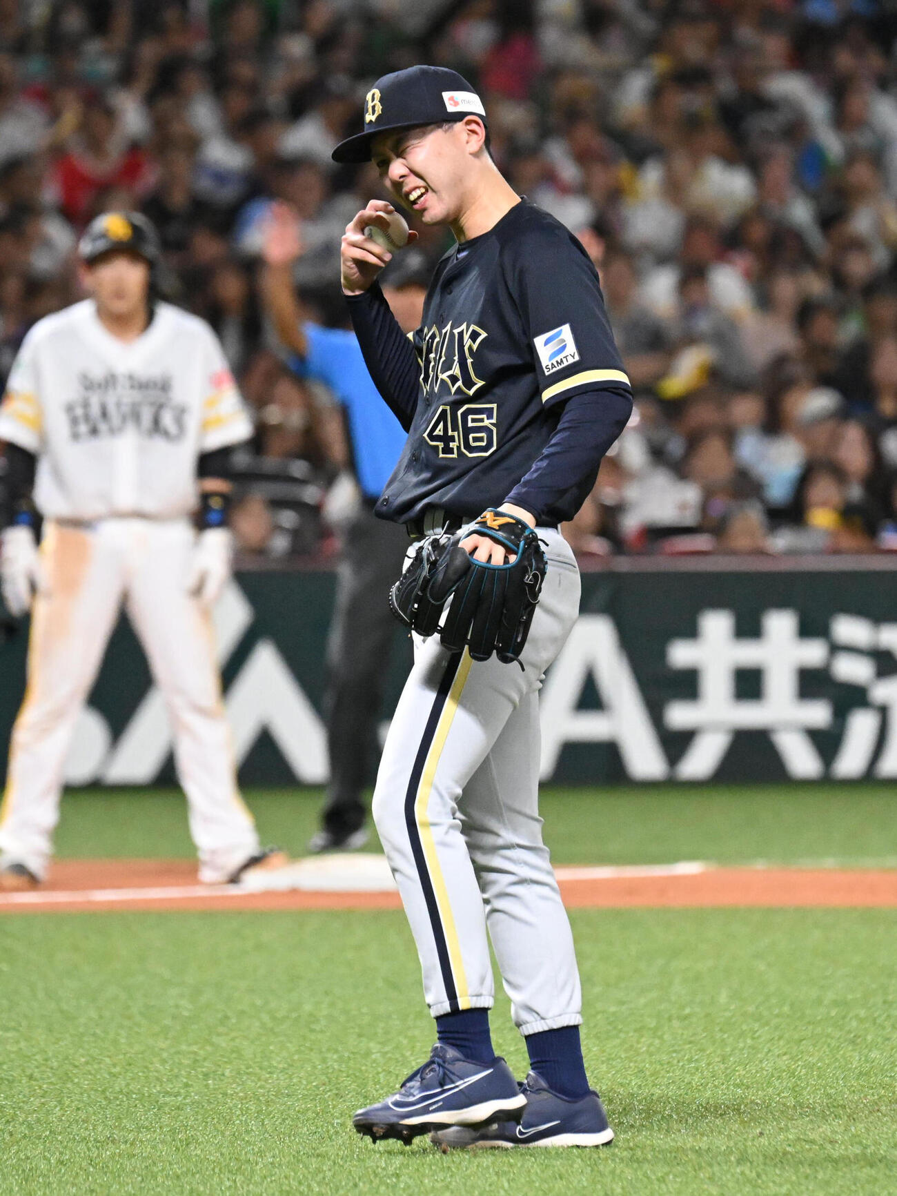 22日　ソフトバンク対オリックス　7回裏ソフトバンク無死一、二塁、打者牧原大成の打球が当たり顔をしかめる本田仁海