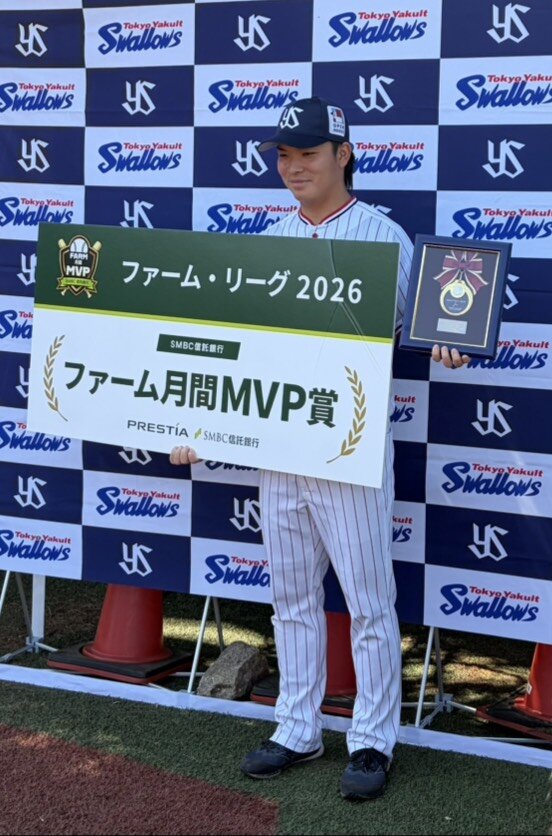 東地区7月度の「SMBC信託銀行　ファーム月間MVP賞」の表彰式に出席したヤクルト西村瑠伊斗（撮影・塚本光）