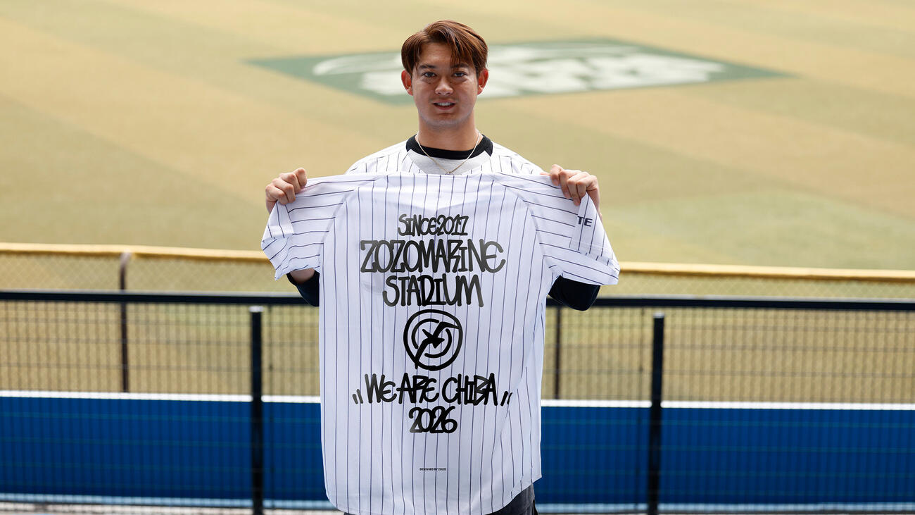 ZOZOコラボユニホームを手に笑顔の佐藤都志也