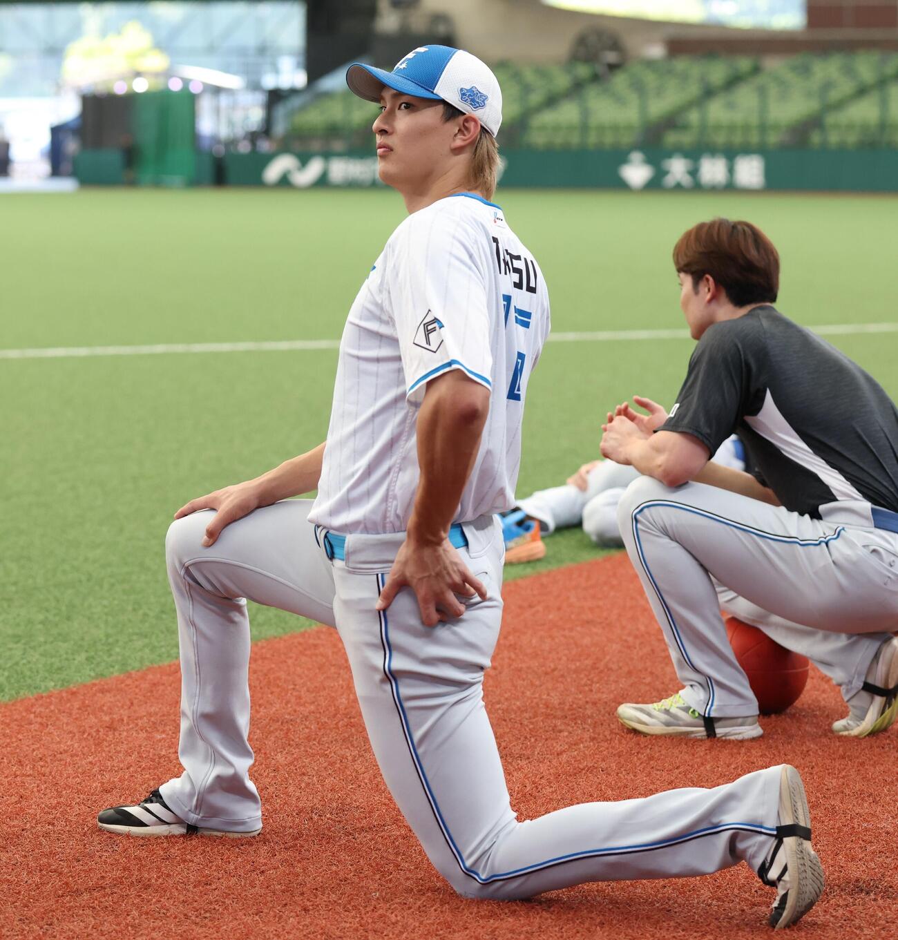 西武対日本ハム　ストレッチする達孝太（撮影・黒川智章）