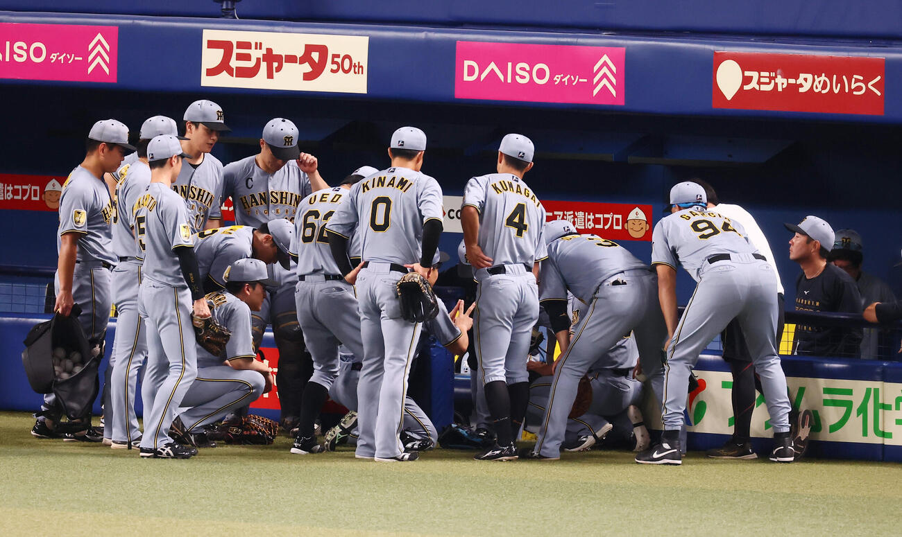 中日対阪神　試合前の円陣を組む阪神ナイン（撮影・加藤哉）