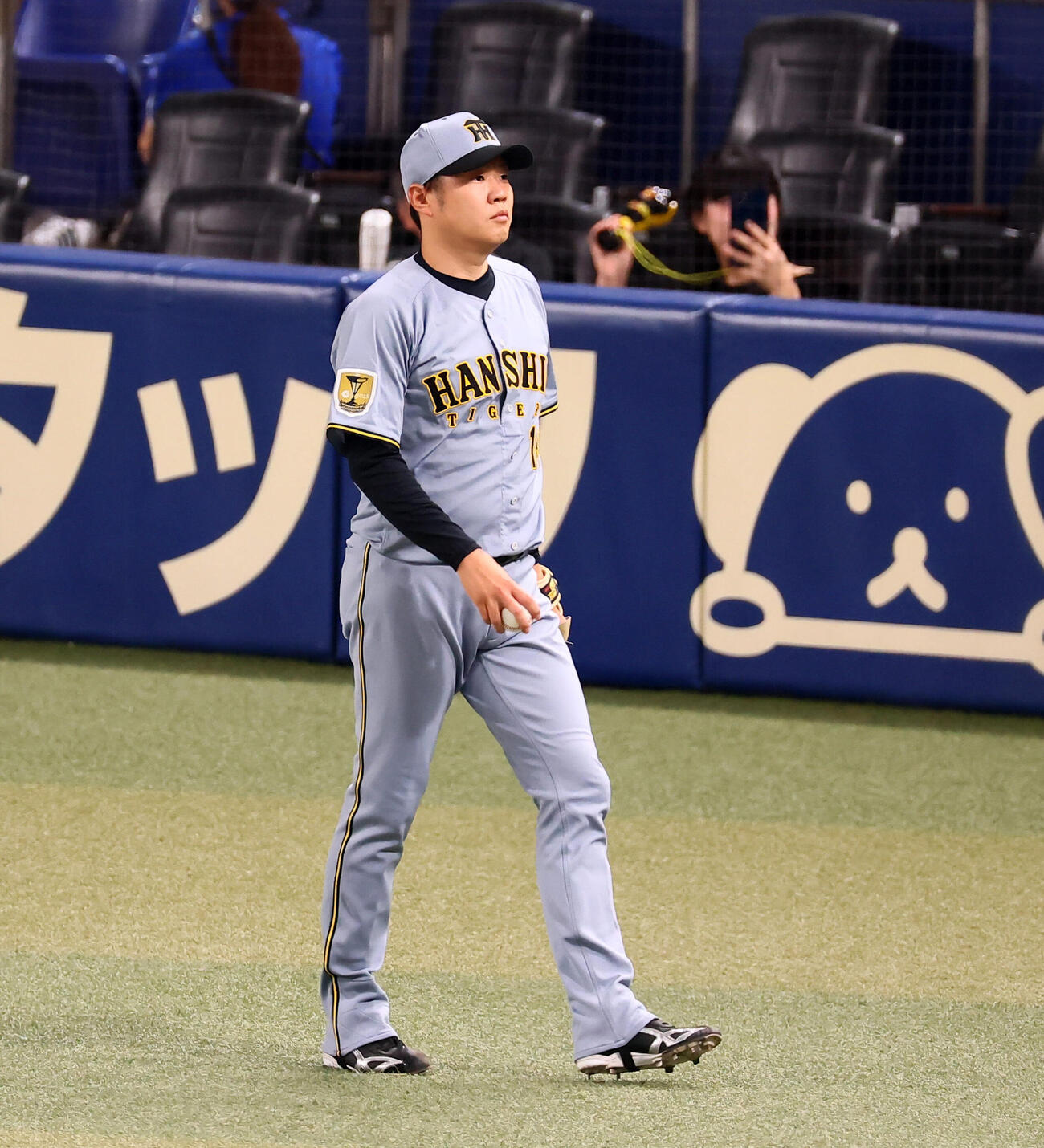 中日対阪神　試合前のキャッチボールを行う阪神西勇輝（撮影・加藤哉）
