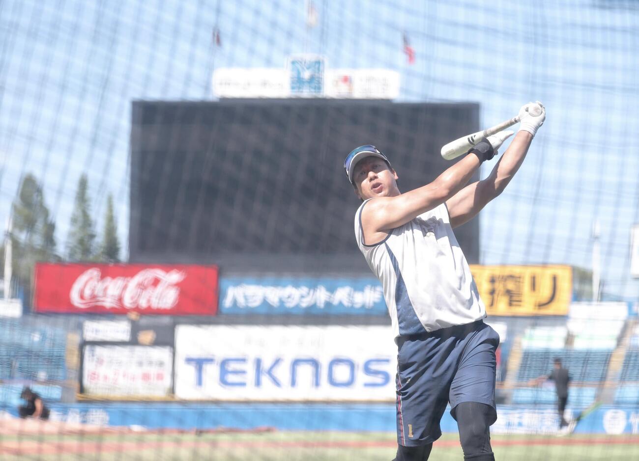 ヤクルト対巨人　今季初の神宮球場で、ティー打撃するヤクルト山田哲人(撮影・浅見桂子)