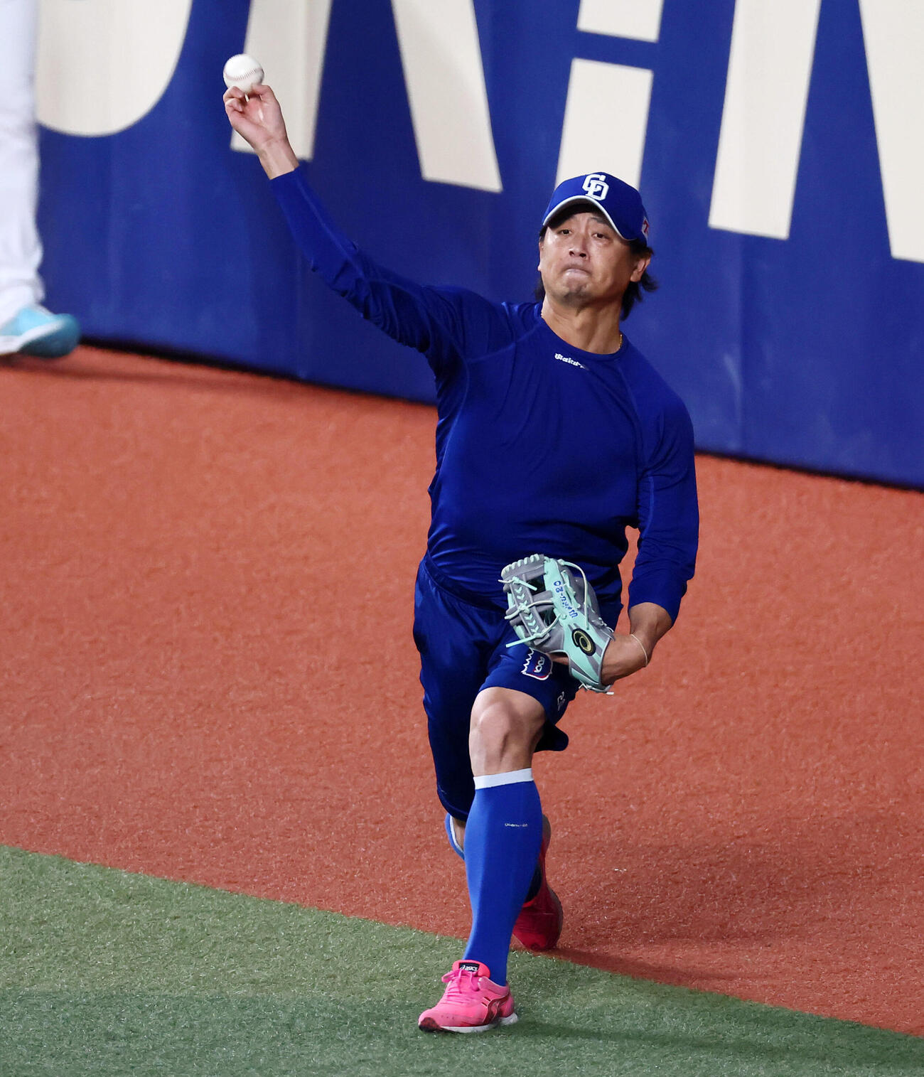 中日対阪神　練習でキャッチボールする中日涌井秀章（撮影・加藤哉）